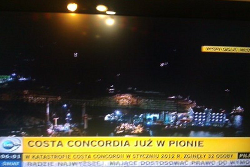 Po 19-godzinnej akcji udało postawić się wrak Costy Concordii.