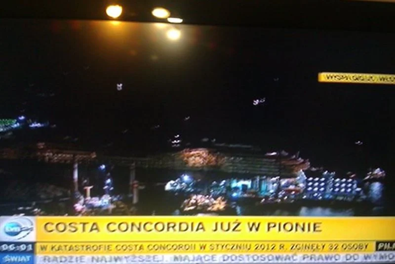 Po 19-godzinnej akcji udało postawić się wrak Costy Concordii.