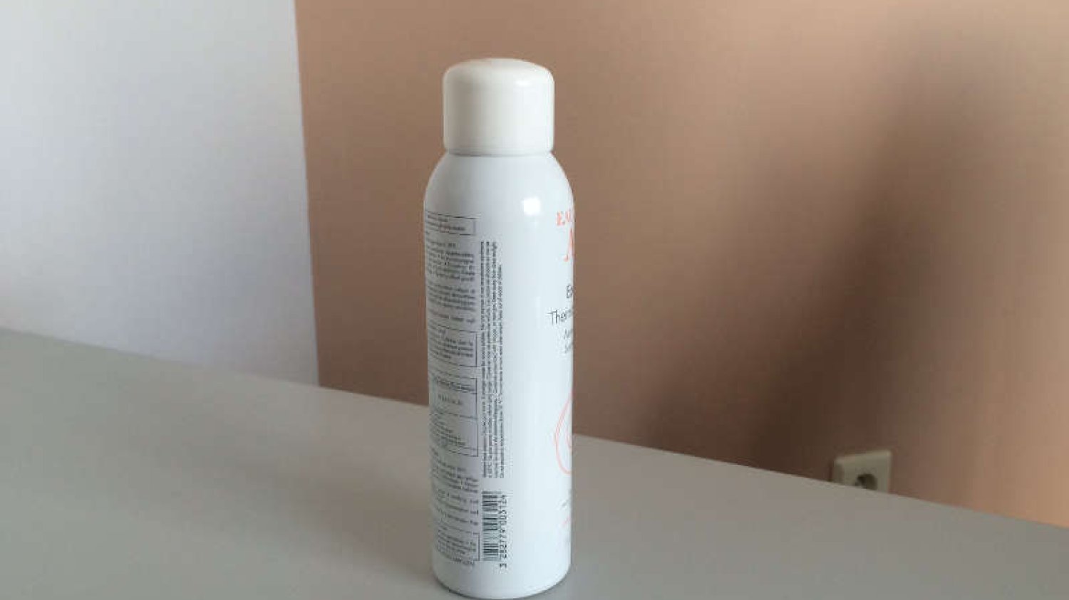 Woda termalna w sprayu za 40 złotych to tylko efekt placebo? Dermatolog dr Ewa Skulska przekonuje, że nie