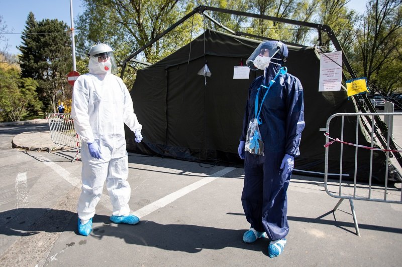 Nowe zakażenia i zgony z powodu koronawirusa w Polsce.