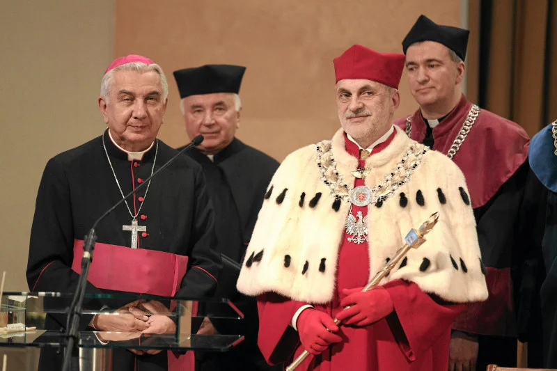 Abp Wojciech Ziemba podczas uroczystości nadania tytułu doktora honoris causa UW-M.