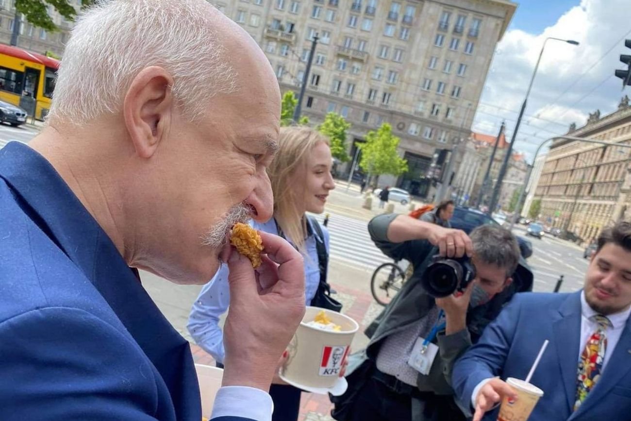Janusz Korwin-Mikke zajda się skrzydełkami KFC.