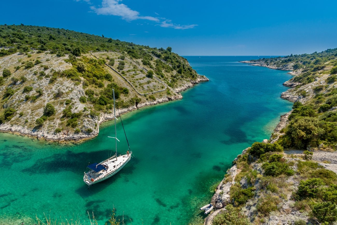 Chorwacja zachwyca przejrzystą wodą i pięknymi plażami