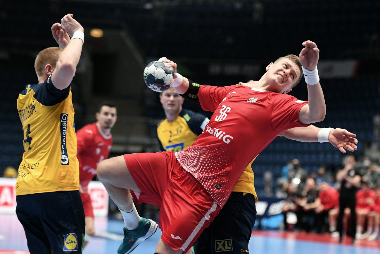 Polscy szczypiorniści przegrali trzeci mecz z rzędu na ME. W piątek wyraźnie lepsi od Polaków byli Szwedzi.