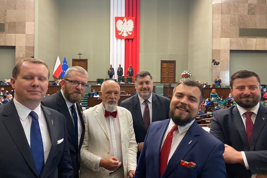 Posłowie Konfederacji nie założyli maseczek na zaprzysiężenie Andrzeja Dudy