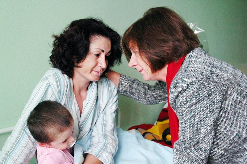 To zdjęcie powinno zawstydzić zwolenników PiS, którzy odmawiają pomocy uchodźcom. Maria Kaczyńska traktowała ludzi uciekających przed wojną i biedą zupełnie inaczej.