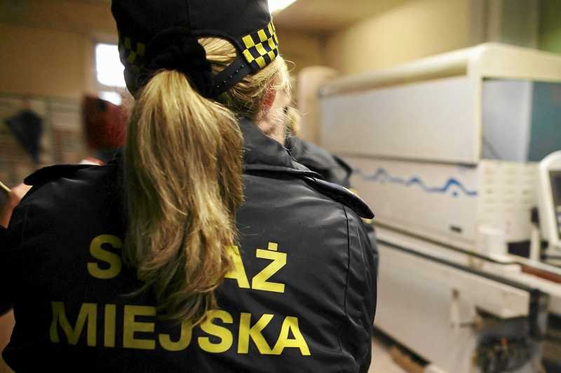 Dwójka strażników miejskich w Opolu nie interweniowała, gdy przed nimi wywiązała się bójka.