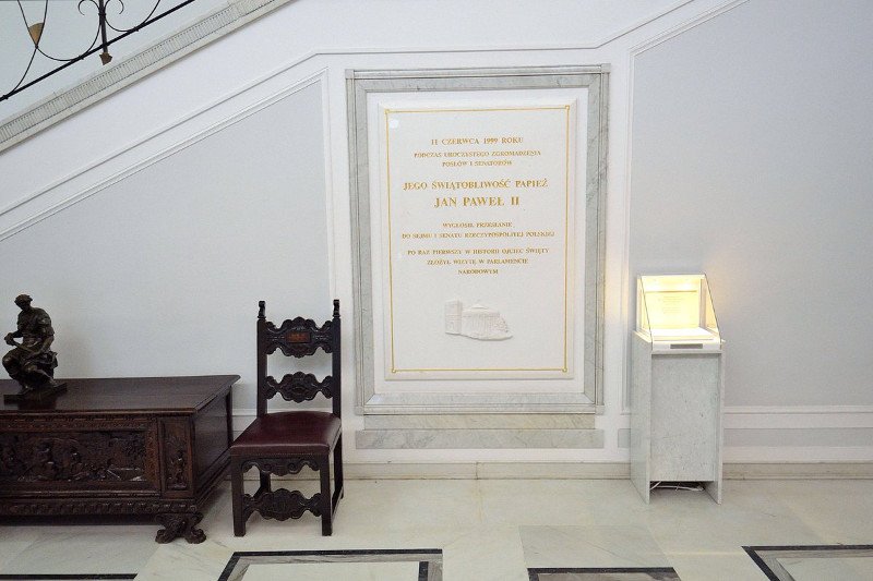 PiS po cichu wiesza tablicę upamiętniającą Lecha Kaczyńskiego w sejmowym korytarzu. Sprzeciwia się temu opozycja.