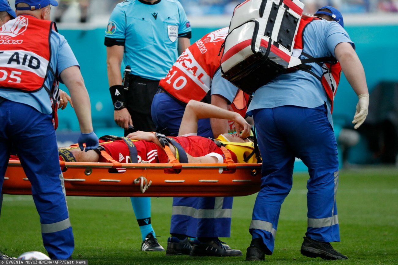 Mario Fernandes pechowo upadł i musiał na noszach opuścić murawę