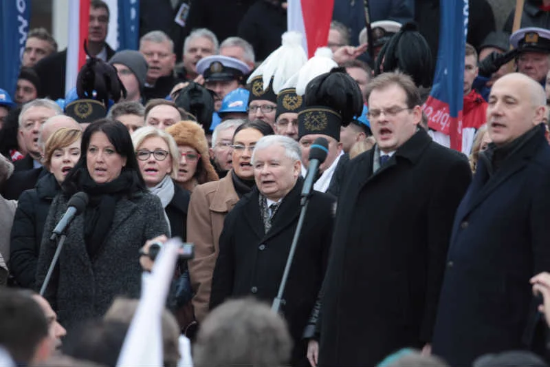 Prawica rusza z odsieczą PiS. Na razie na Facebooku.