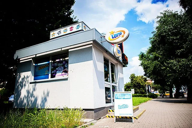 Ogłoszenia przed kolekturami informują o kumulacjach, czyli kwotach wyższych niż wygrana pierwszego stopnia, czyli 2 mln złotych. Fot. [url=http://www.totalizator.pl/__data/assets/image/0009/42210/21b.jpg]Totalizator sportowy[/url]