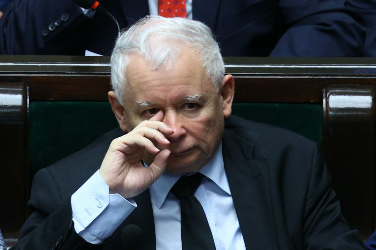 Bardzo słaby wynik PiS w sondażu Estymatora dla "Do Rzeczy".