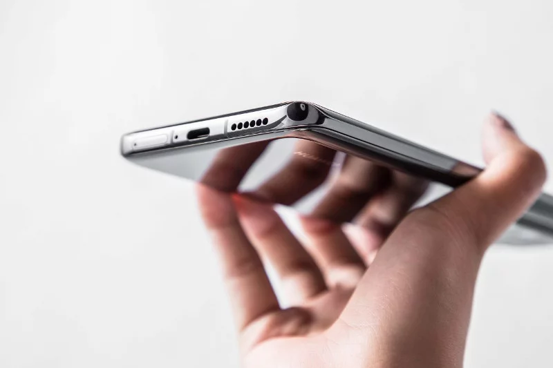 Projektanci Huawei P40 Pro zadbali o każdy wizualny detal. P40-stka w niczym mu nie ustępuje - jest po prostu mniejsza.