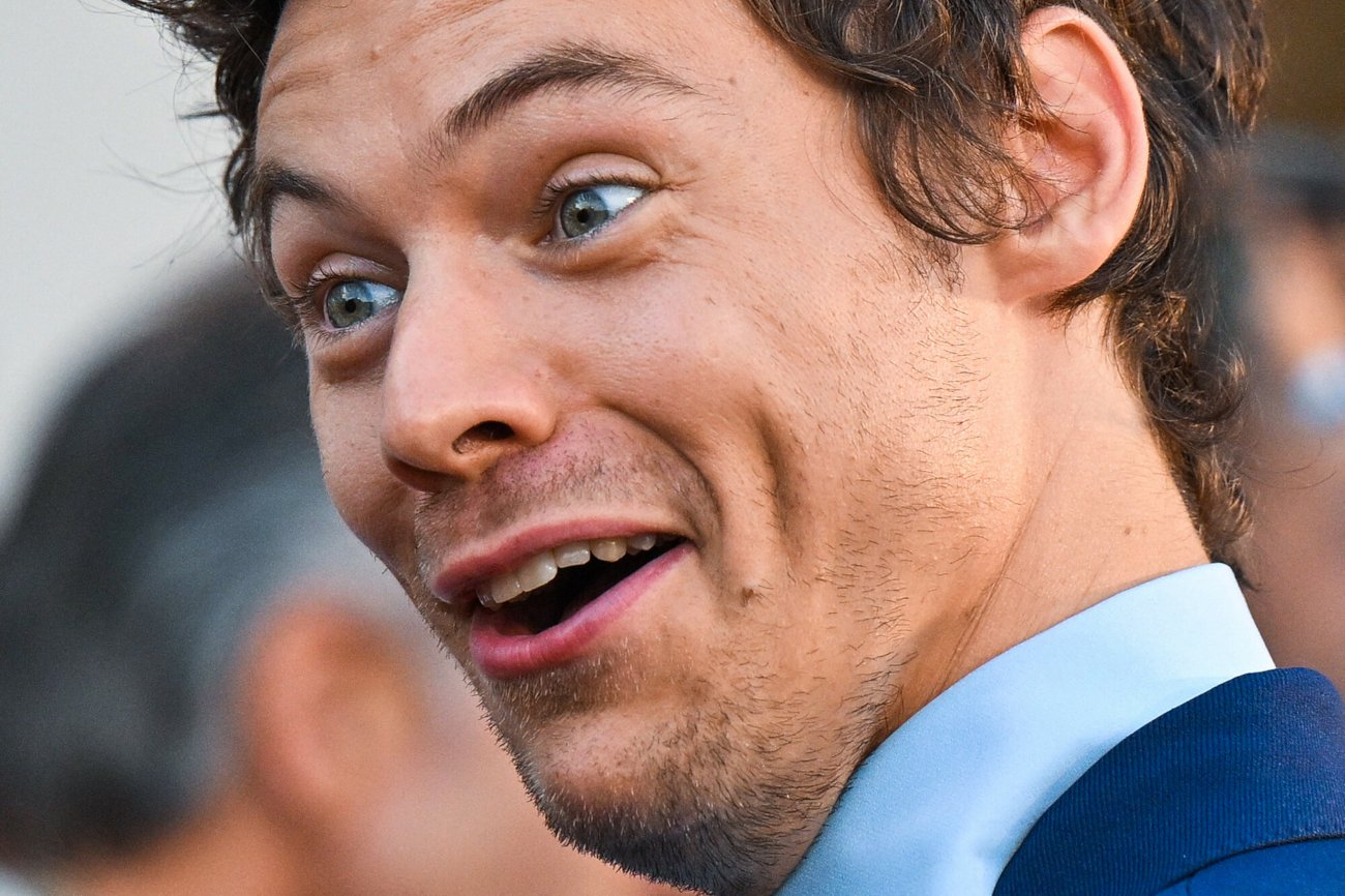 O co chodzi z promocją filmu "Nie martw się kochanie" ("Don't Worry Darling")? Harry Styles zachowywał się bardzo dziwnie.