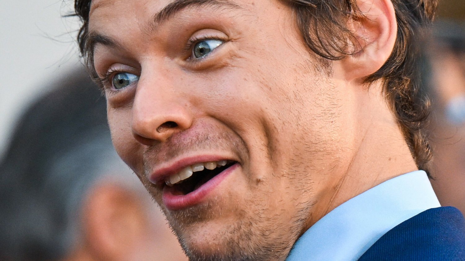 O co chodzi z promocją filmu "Nie martw się kochanie" ("Don't Worry Darling")? Harry Styles zachowywał się bardzo dziwnie.