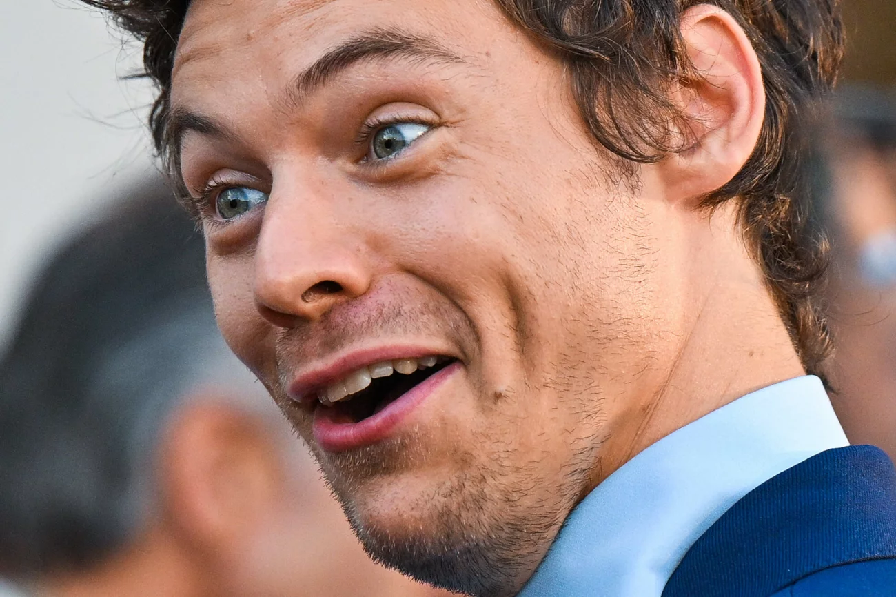 O co chodzi z promocją filmu "Nie martw się kochanie" ("Don't Worry Darling")? Harry Styles zachowywał się bardzo dziwnie.