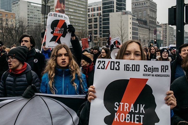 "Czarny Piątek" maszeruje ulicami Warszawy. W pewnym momencie policjanci wyciągnęli z tłumu dwie kobiety. W tym ciężarną.