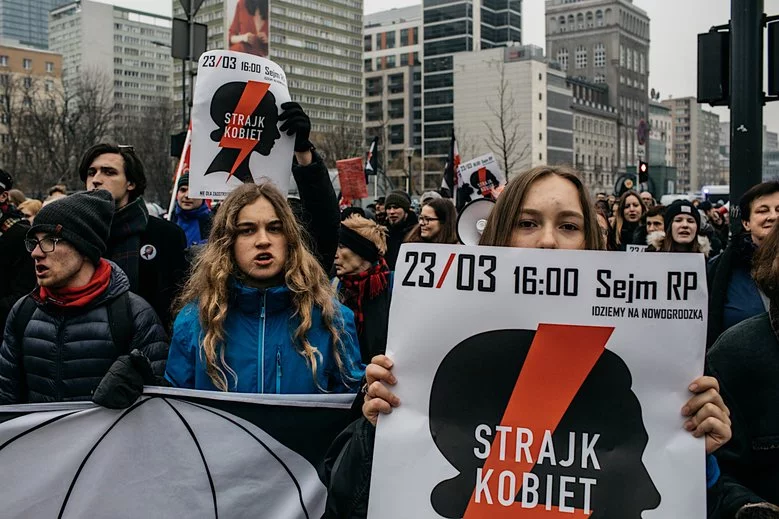 "Czarny Piątek" maszeruje ulicami Warszawy. W pewnym momencie policjanci wyciągnęli z tłumu dwie kobiety. W tym ciężarną.