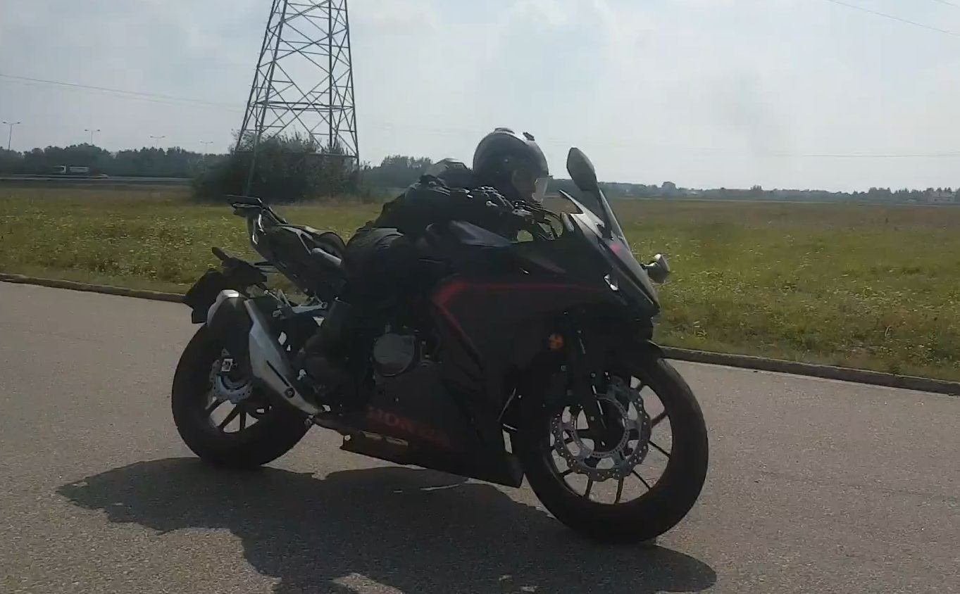 Honda CBR500R zakręt