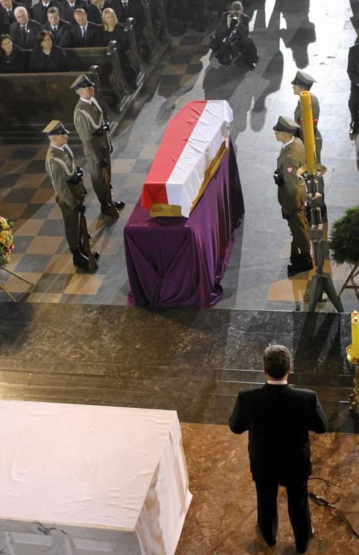 Pogrzebowi towarzyszył wojskowy ceremoniał.
