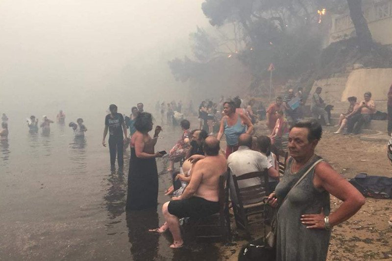 Co najmniej 50 ofiar śmiertelnych – to aktualny bilans pożarów w Grecji. Setki osób utknęły na plażach, czekając na pomoc.