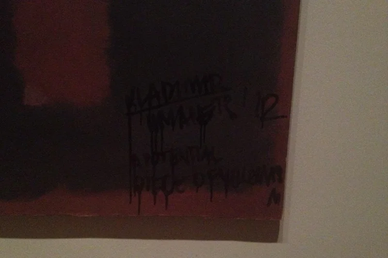 Uszkodzony fragment obrazu Marka Rothko "Black on Maroon"