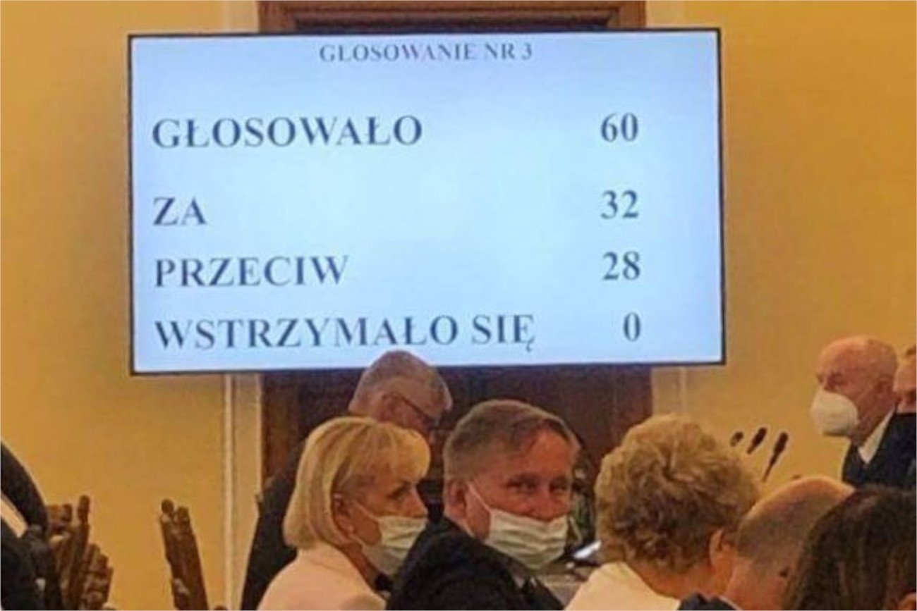 PiS przegrało głosowanie w komisji, więc zarządziło cofnięcie prac nad ustawą do stanu sprzed wprowadzenia poprawki.
