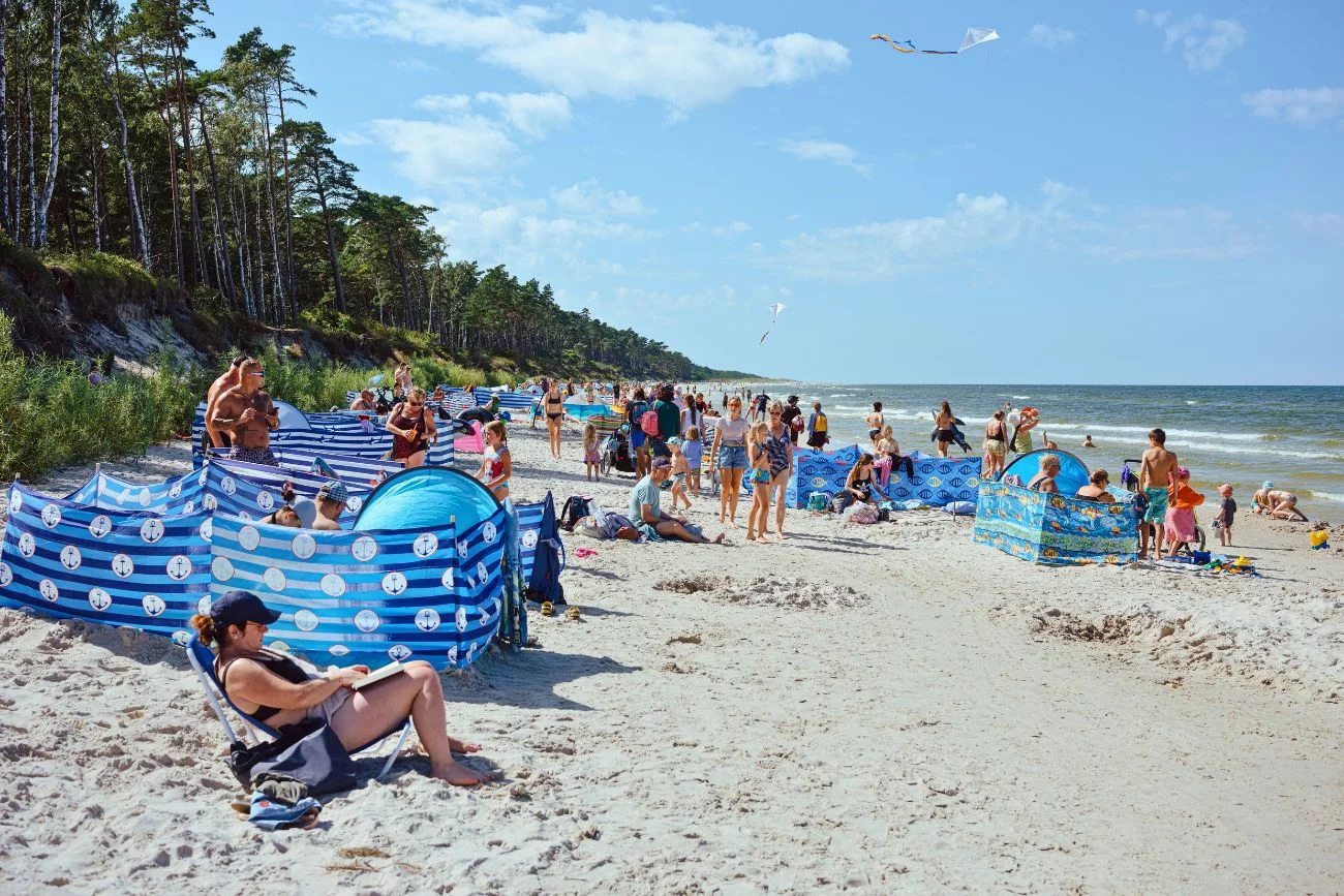Plaża nad Bałtykiem pełna parawanów