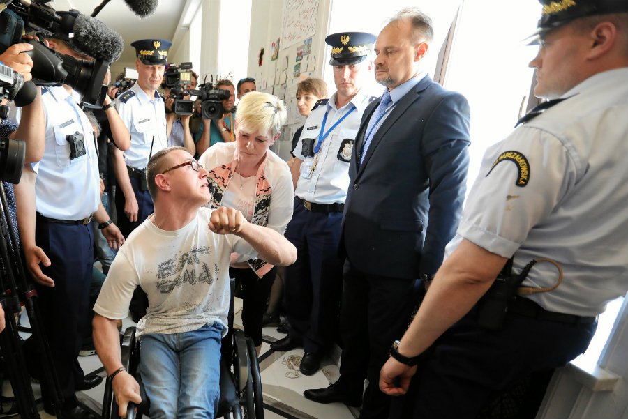 Krzysztof Pręgowski, tajemniczy mężczyzna w garniturze, wykręcał ręce Iwonie Hartwich.