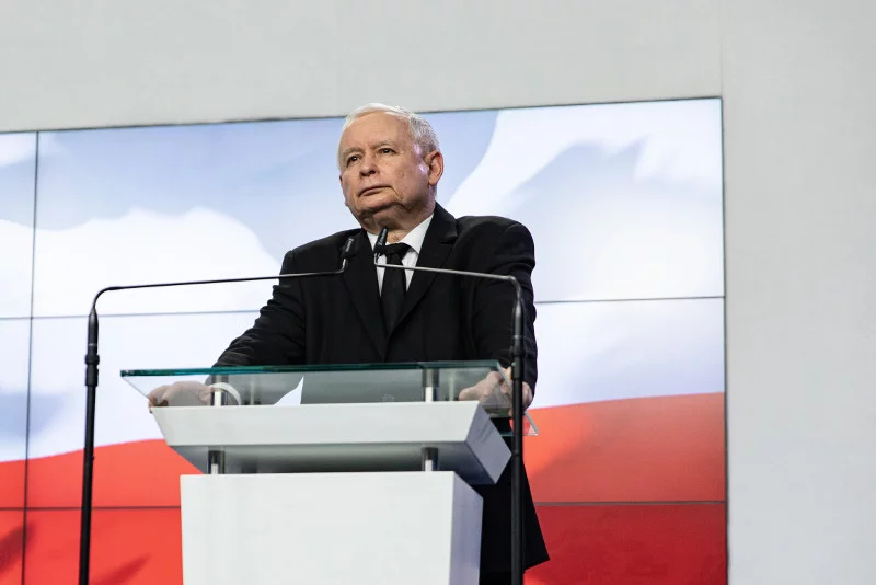 Prezes PiS podczas konferencji prasowej, na której Marek Kuchciński, marszałek Sejmu, podaje się do dymisji.