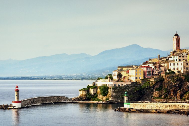 Korsyka żyje przede wszystkim z ruchu turystycznego, hodowli kóz i owiec oraz rybołówstwa.