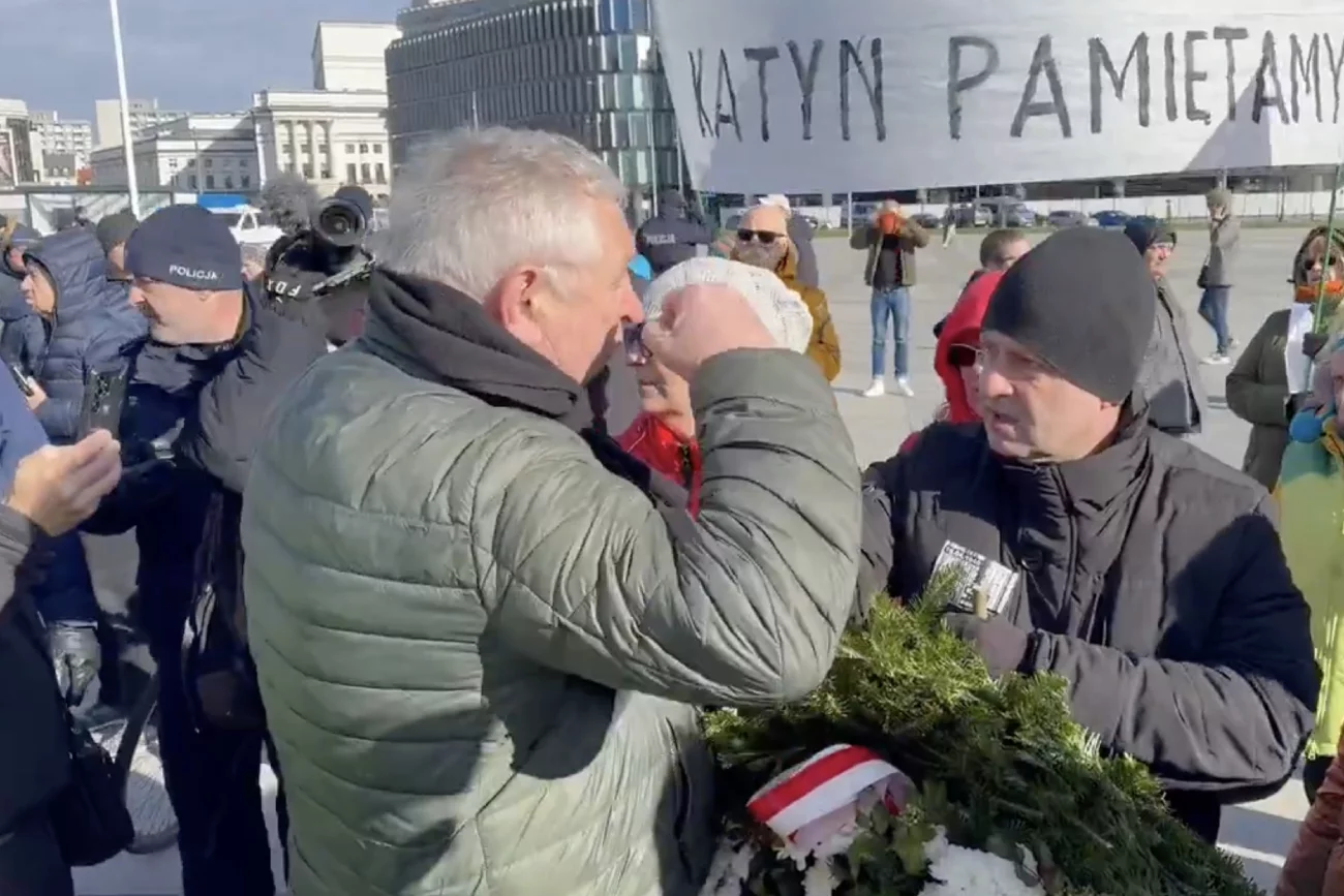 Pierwsza awantura w rocznicę katastrofy smoleńskiej. Przed pomnikiem "doszło do rękoczynów" Awantura podczas 15. rocznicy katastrofy smoleńskiej.