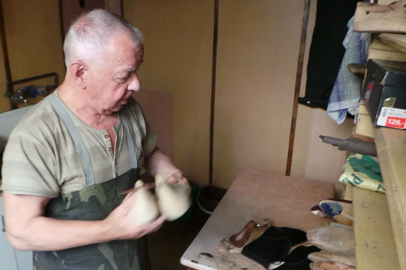 Jan Wielądek pracuje nad ostatnią parą butów
