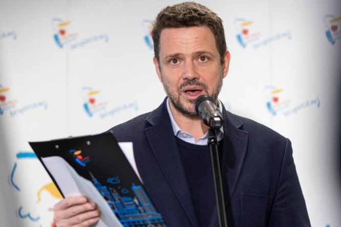 Rafał Trzaskowski pokazał stos środków ochrony osobistej, które trafią do warszawskich szpitali. Rafał Trzaskowski pokazał maseczki, kombinezony, rękawice i inny sprzęt ochrony osobistej, który trafi do lekarzy z warszawskich szpitali w czasach koronawirusa.