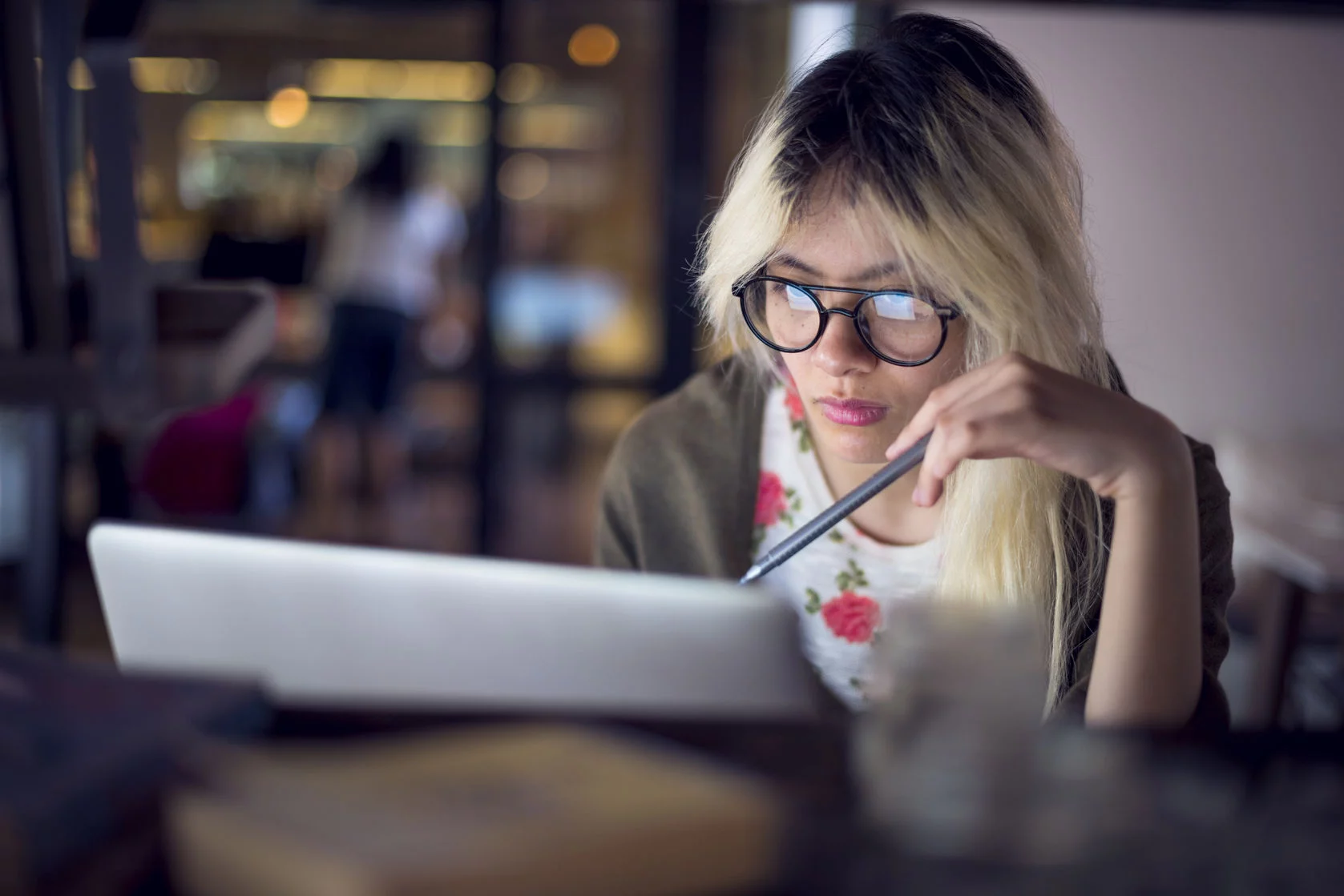 W pokoleniu osób urodzonych w późnych latach 80. i w latach 90. coraz więcej osób zwleka ze skończeniem podjętych studiów.