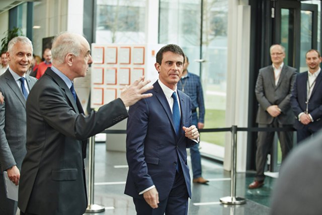 Manuel Valls, francuski premier, w trakcie wizyty w siedzibie Orange Polska