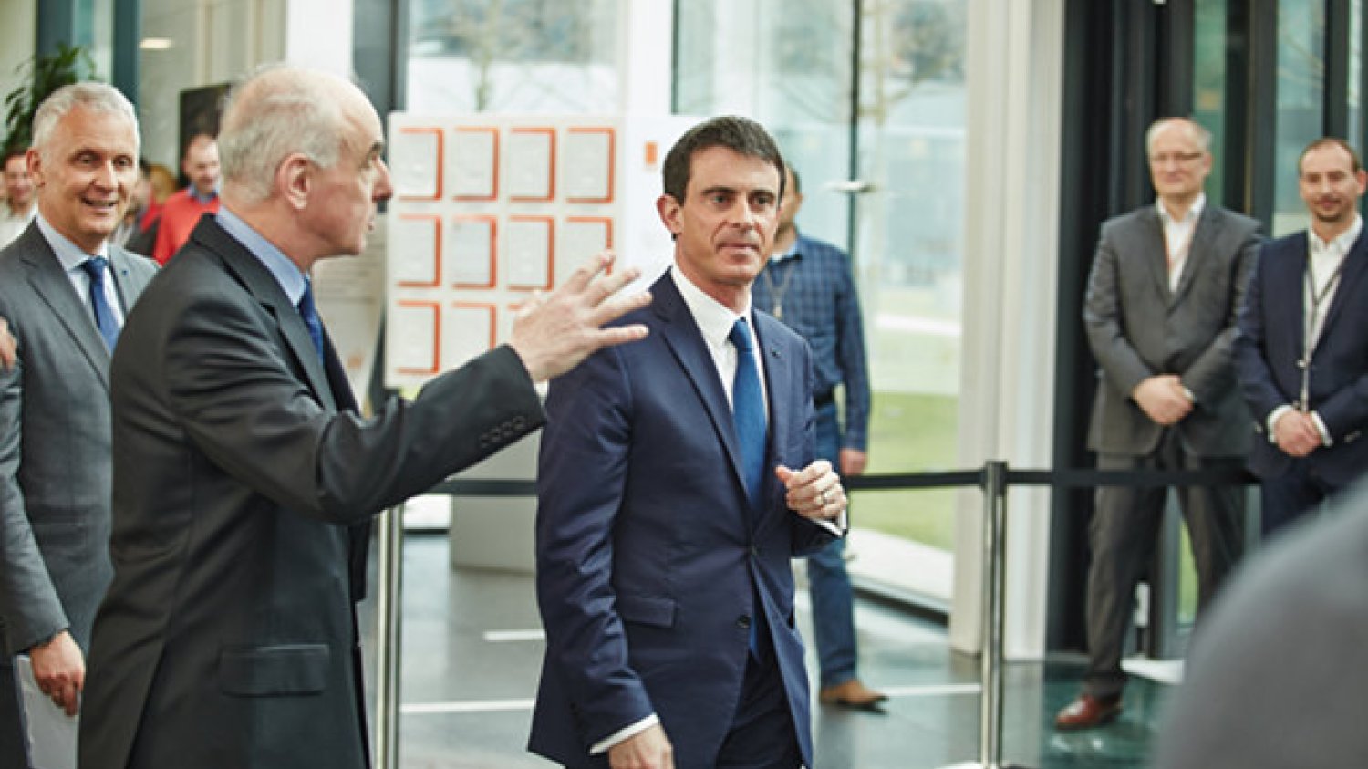 Manuel Valls, francuski premier, w trakcie wizyty w siedzibie Orange Polska
