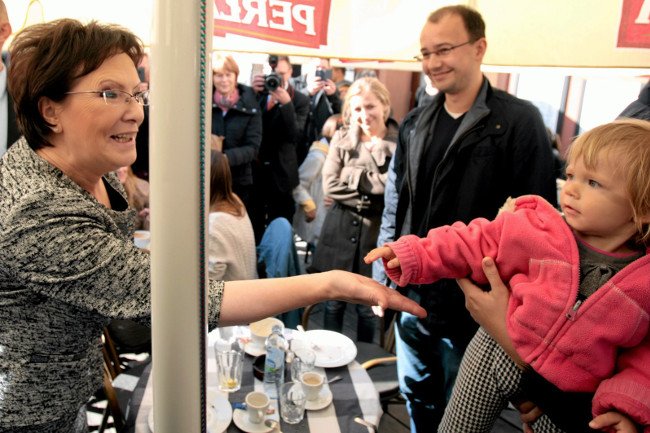 Ewa Kopacz zaangażowała się w tematykę parentingową.