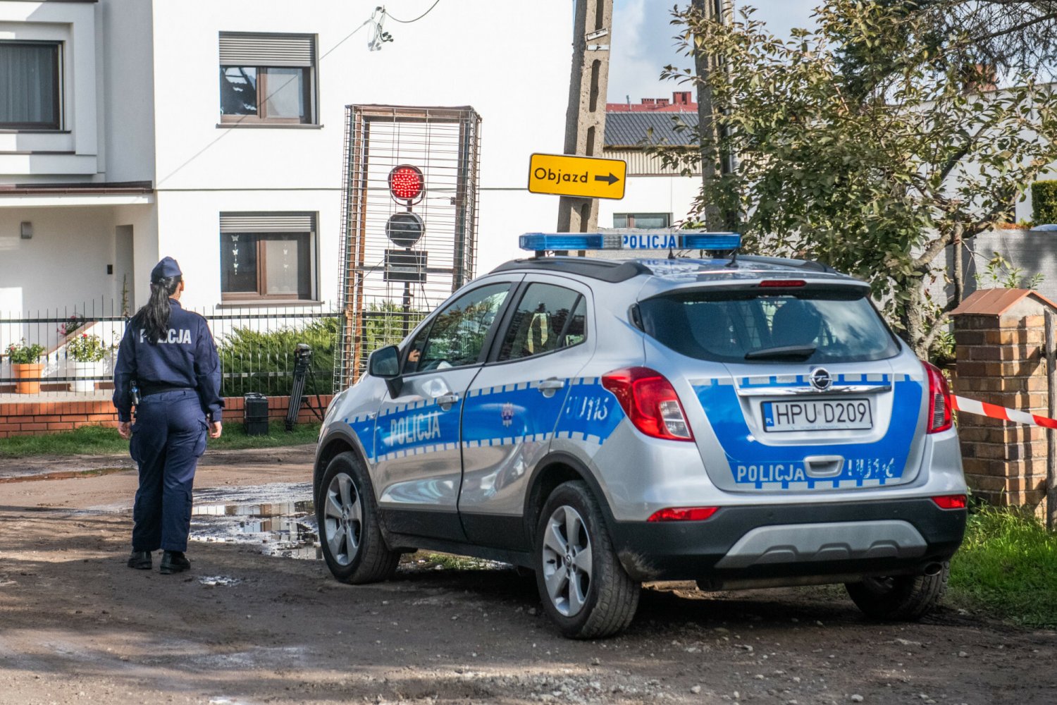 W miejscowości Borowe 25-latek przyniósł na swoją posesję ciężko ranną kobietę, po czym oddalił się w nieznanym kierunku.