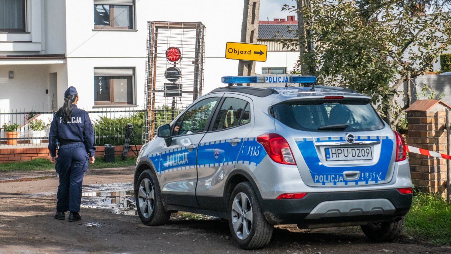 W miejscowości Borowe 25-latek przyniósł na swoją posesję ciężko ranną kobietę, po czym oddalił się w nieznanym kierunku.