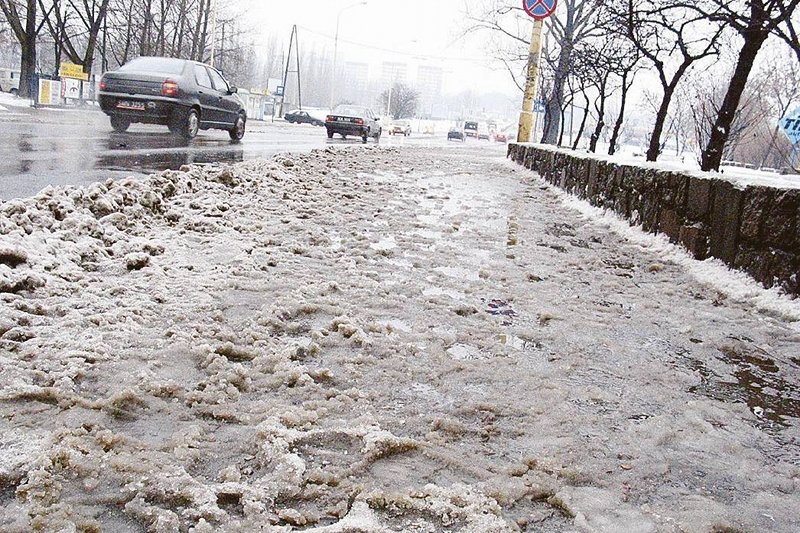 Wigilijna odwilż sprawiła wiele kłopotów kierowcom i pieszym w całym kraju.