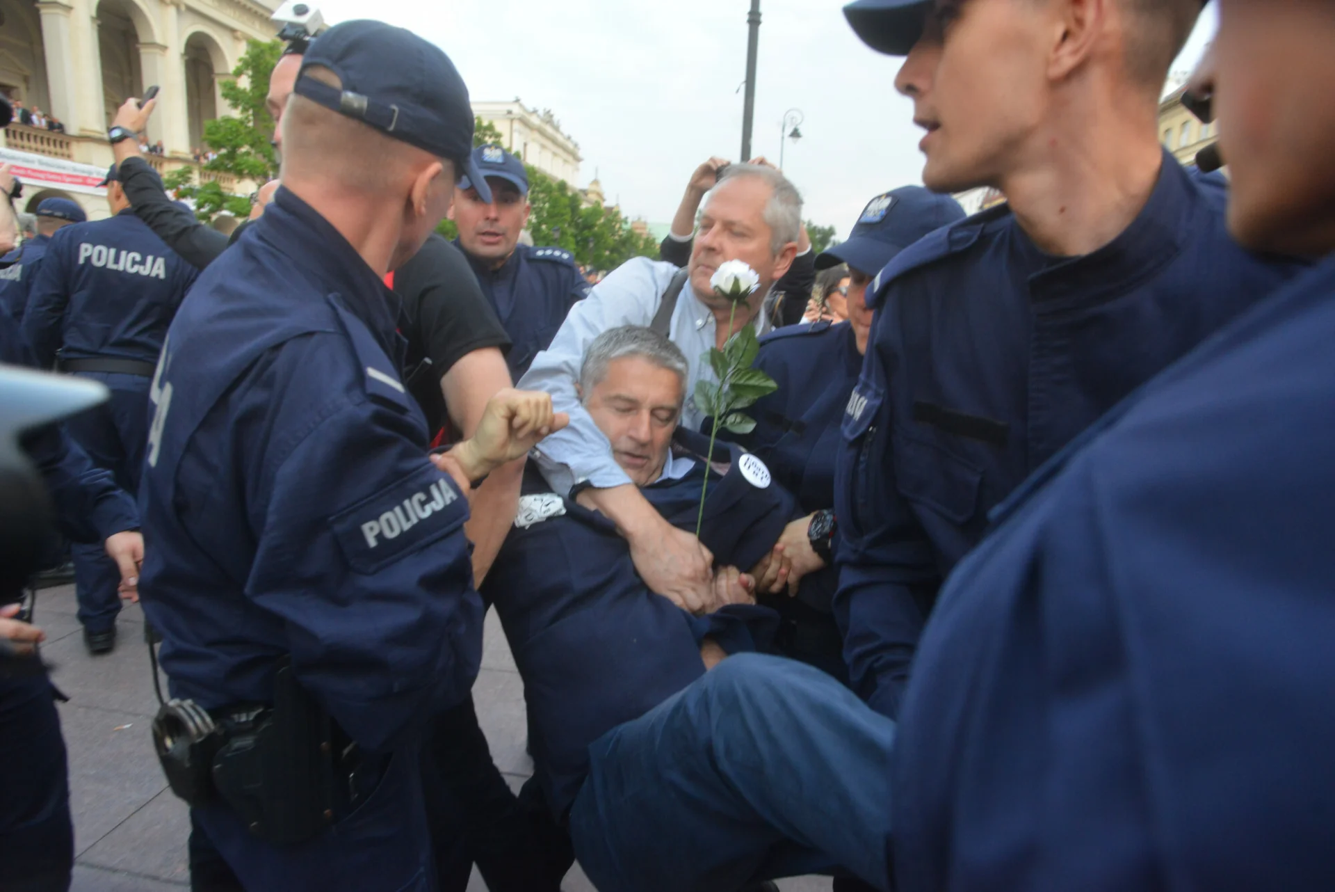 Władysław Frasyniuk podczas blokady miesięcznicy smoleńskiej 10.06.2017 r., Warszawa.