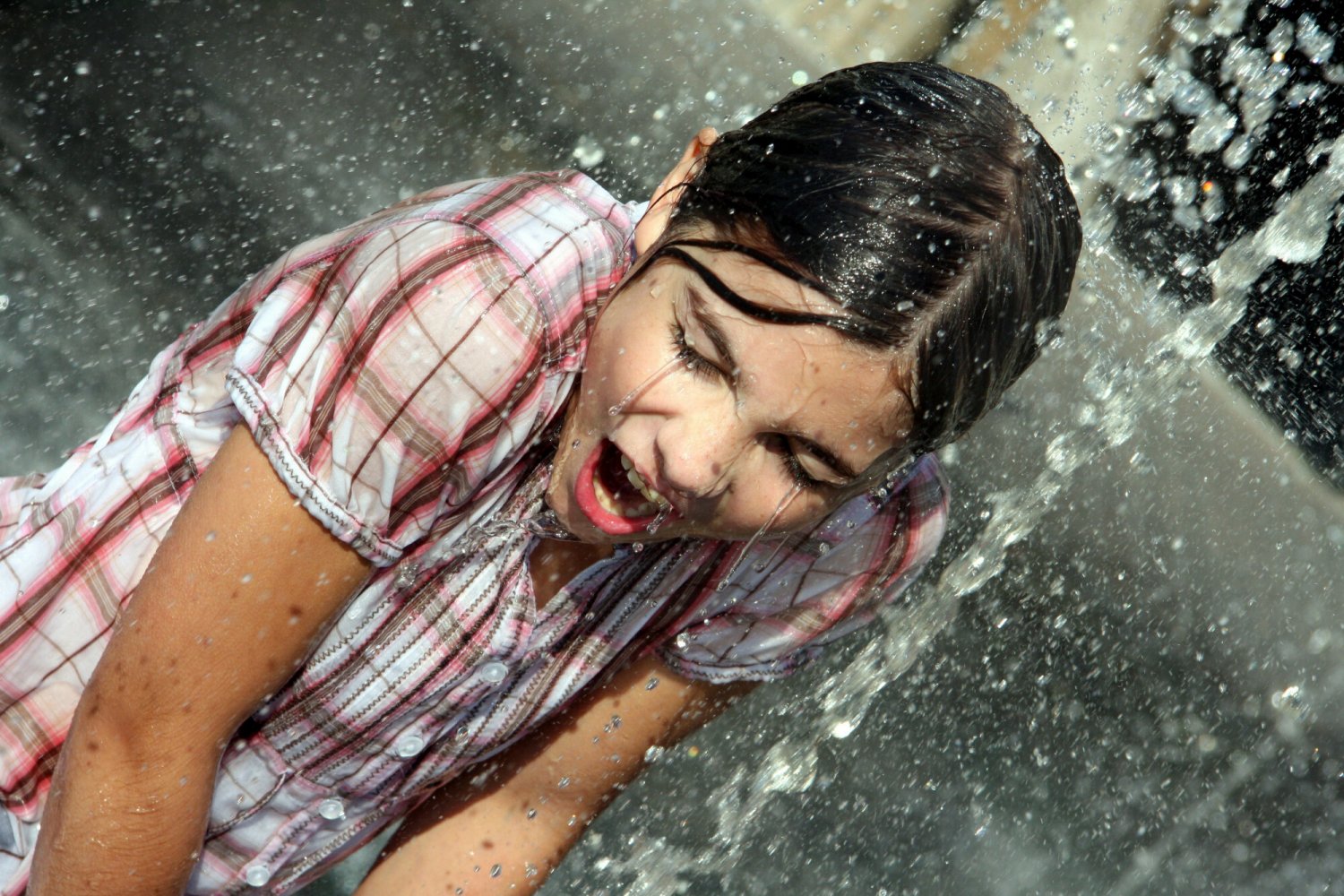 Podpowiadamy, na co zwracać uwagę, wybierając ciuchy na upał.