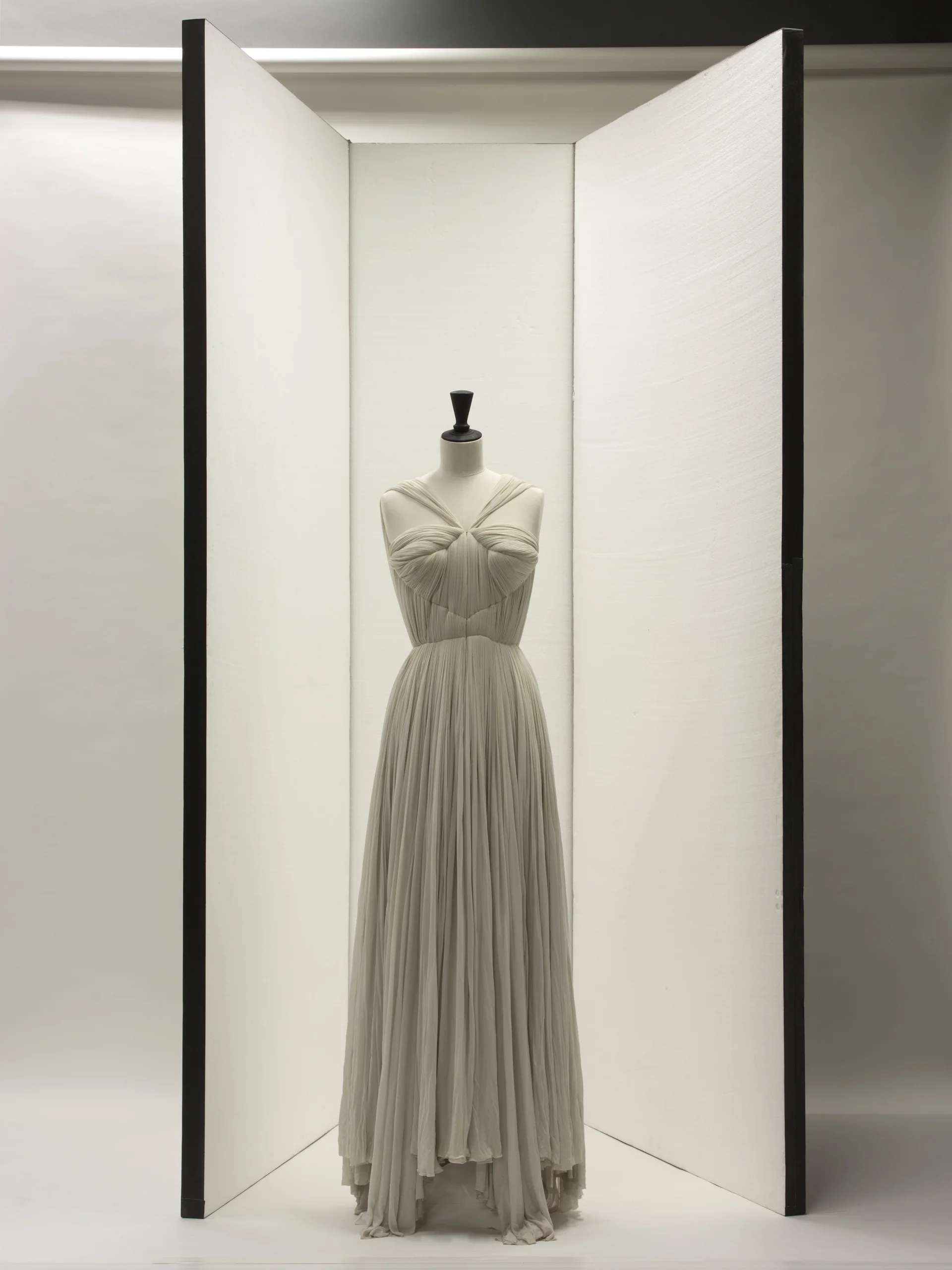Sukienka Madame Grès, wiosna-lato 1952 © Stéphane Piera/Galliera/Roger-Viollet