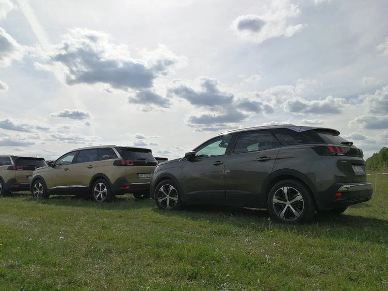 Ostatnie auto to mniejsza 3008. Niemal nie widać różnicy.