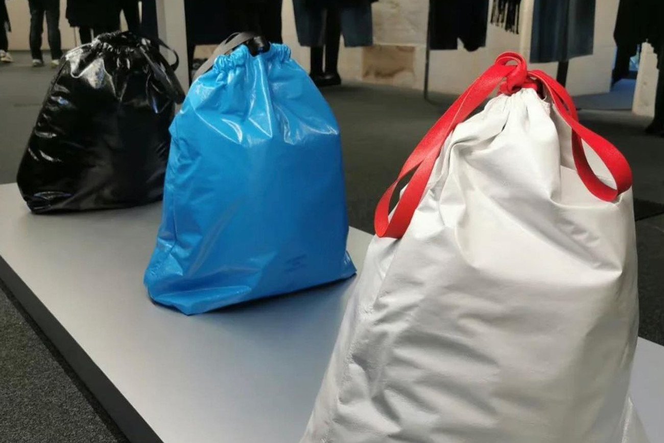 Balenciaga: torby jak worki na śmieci Torby jak worki na śmieci Balenciagi w trzech kolorach: czarnym, niebieskim i białym