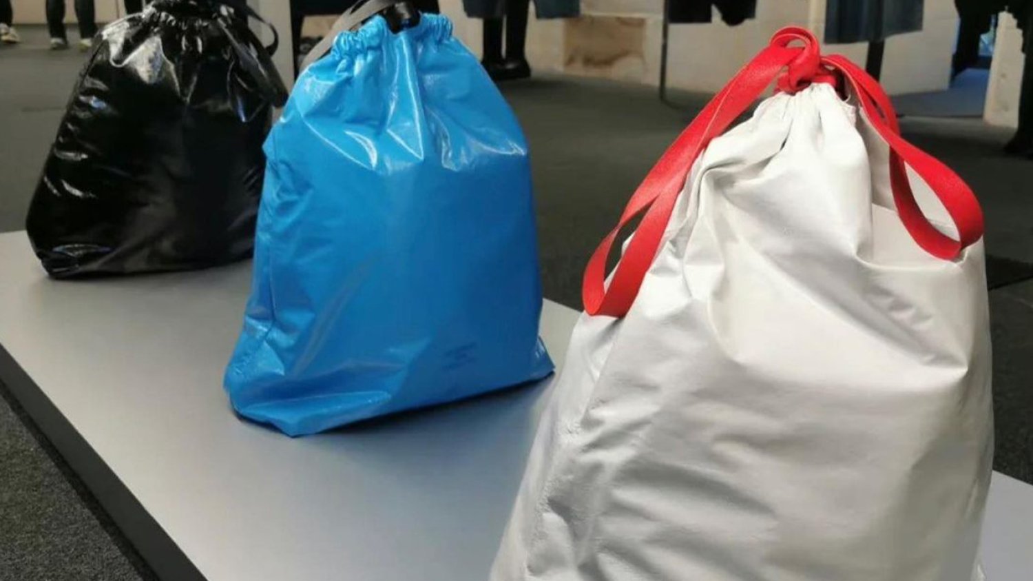 Balenciaga: torby jak worki na śmieci Torby jak worki na śmieci Balenciagi w trzech kolorach: czarnym, niebieskim i białym