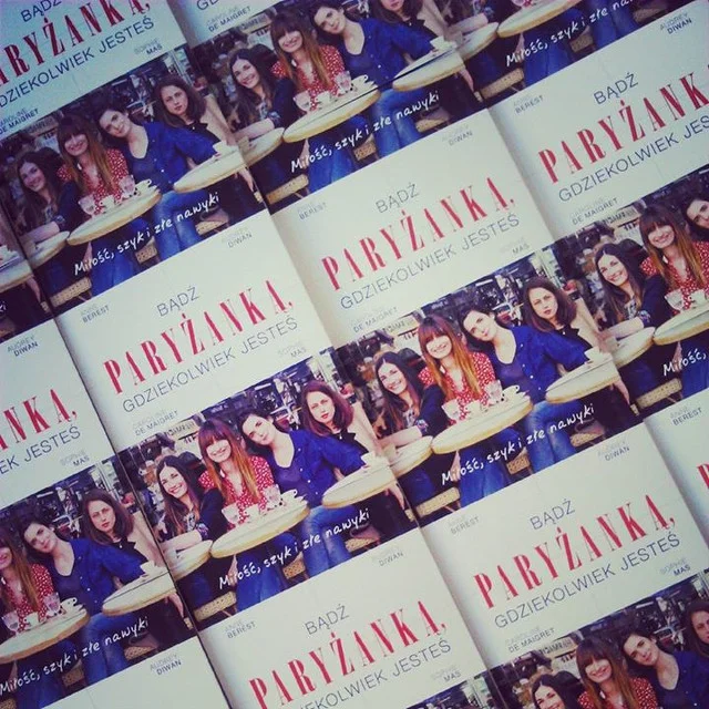 Okładki polskojęzycznej wersji książki How To Be Parisian.