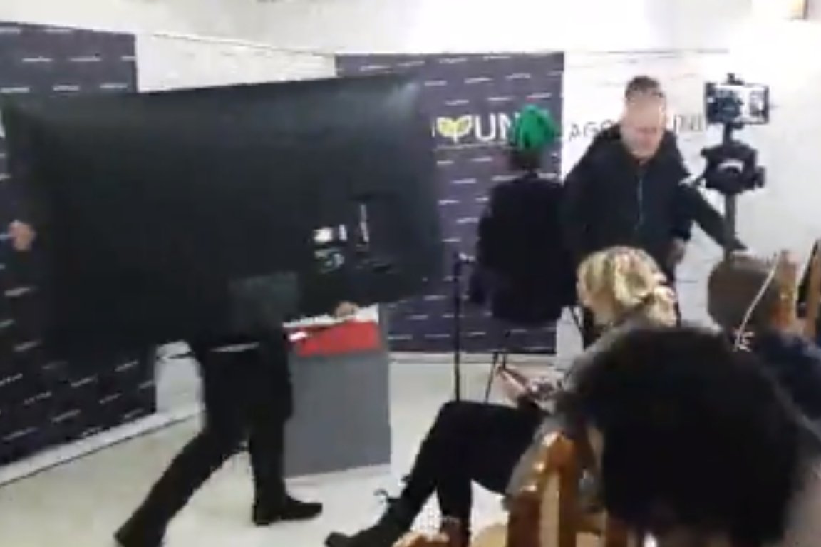 Podczas spotkania AgroUnii telewizor wyleciał przez okno.