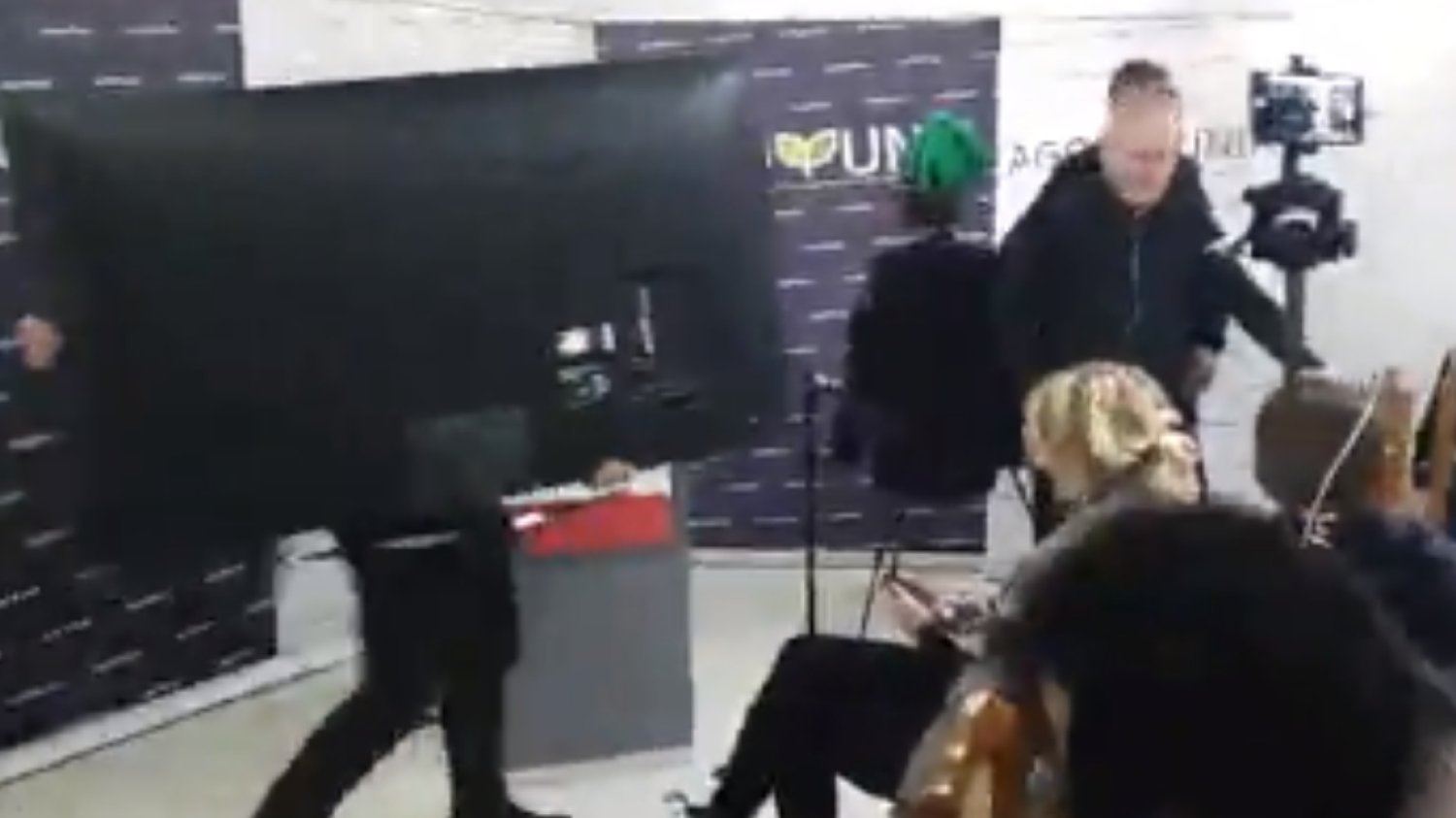 Podczas spotkania AgroUnii telewizor wyleciał przez okno.